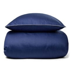 Sengetøj 140x200 cm - 100% bomuldssatin - Olga blåt sengetøj med pipingkant - Ekstra blødt sengesæt fra By Borg