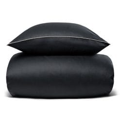 Sengetøj 140x200 cm - 100% bomuldssatin - Rikke sort sengetøj med pipingkant - Ekstra blødt sengesæt fra By Borg